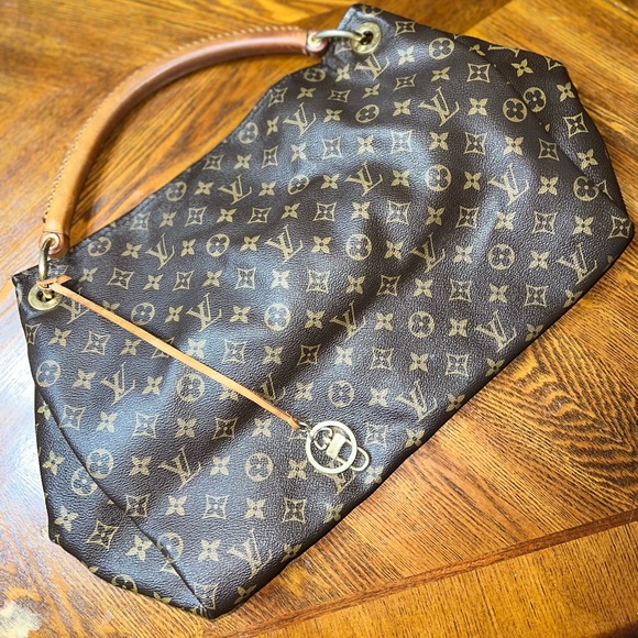 Authentic used Louis Vuitton bag was $2500 but has been used. Needs a little tup - Picture 1 of 17